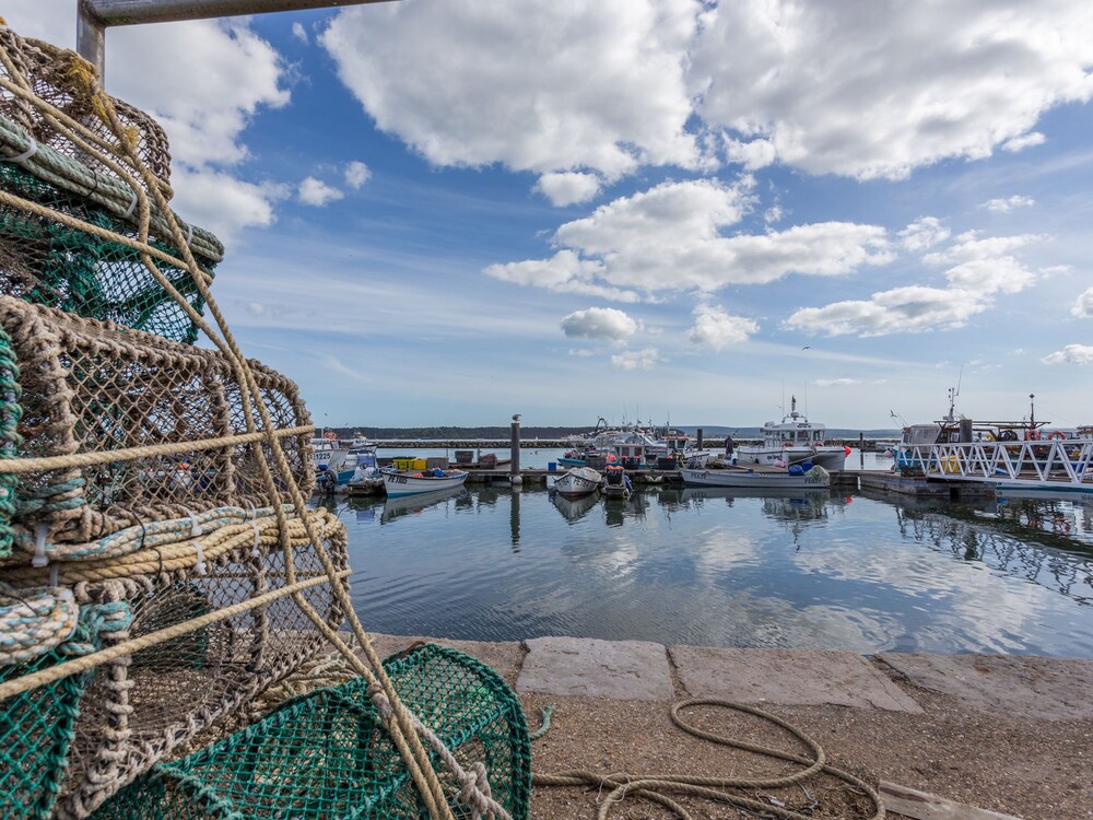 Sail Away Luxury Apartment with Stunning Harbour Views — 4-Star Luxury Hotel in Poole, United Kingdom
