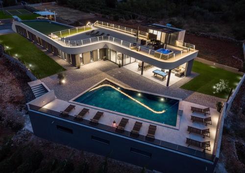 Luxury Villa Madre with 5 en suite bedrooms heated 72sqm Mineral pool Whirlpool outdoor Gym Playground — 4-Star Luxury Hotel in Zmijavci, Croatia