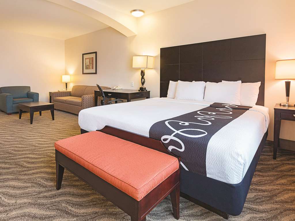 La Quinta Inn & Suites by Wyndham Glen Rose - photo 27