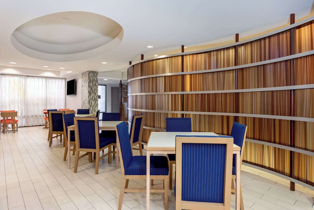 Hampton Inn Orlando International Airport - photo 5