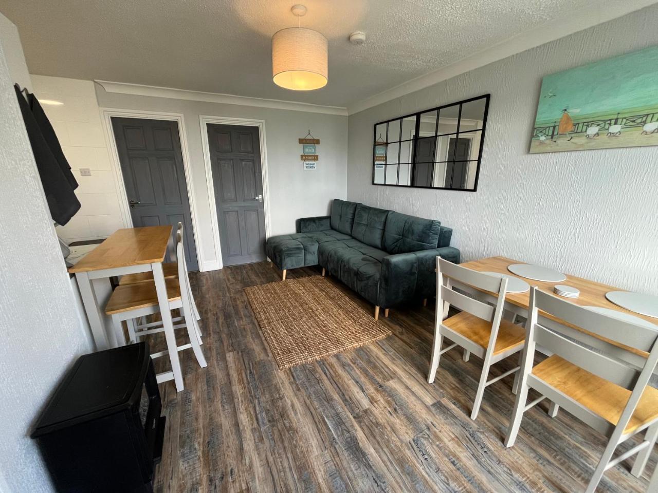 88 Two bed Chalet on Belle Aire Holiday Park sleeps 5 pet friendly bed linen and towels included plus onsite entertainment available — 4-Star Luxury Hotel in Great Yarmouth, United Kingdom