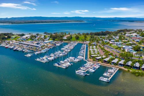 Tin Can Bay Marina Villas — 4-Star Luxury Hotel in Tin Can Bay, Australia