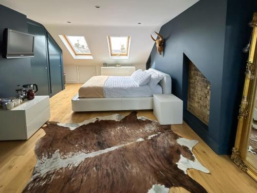 The Crown Loft Ensuite Luxury Accommodation — hotel in Kingston Upon Thames