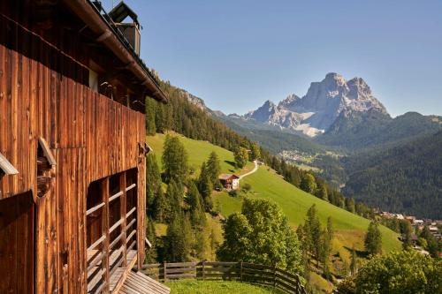 Beautiful barn with garden and stunning view — 4-Star Luxury Hotel in Colle Santa Lucia, Italy