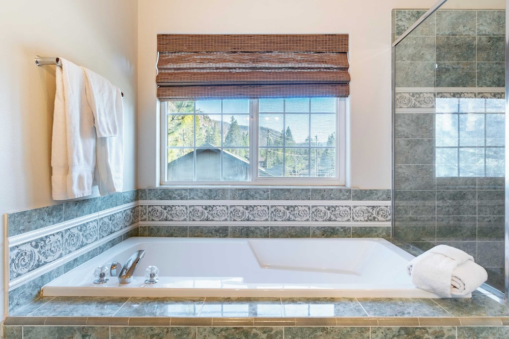 Blitzen by Avantstay Pet friendly Tahoe Retreat Near Heavenly Ski Resort - photo 11