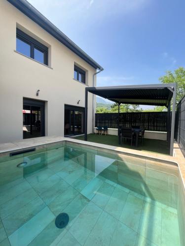 Piscine & Spa - carbon neutral hotel in Unknown City