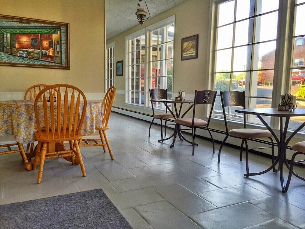 Budget Host East End Hotel in Riverhead - photo 23