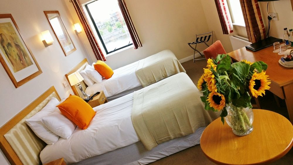 Pier Hotel — hotel in Luimneach