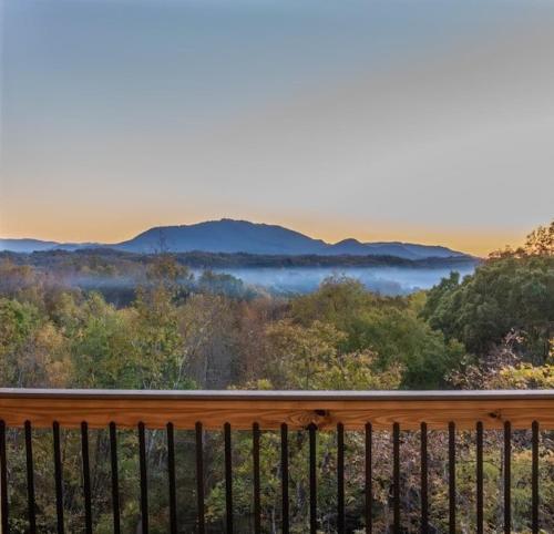 Luxury 12 Bedroom Cabin with Indoor Pool Hot tub & Movie Theater Sleeps 36 — 4-Star Luxury Hotel in Sevierville, United States