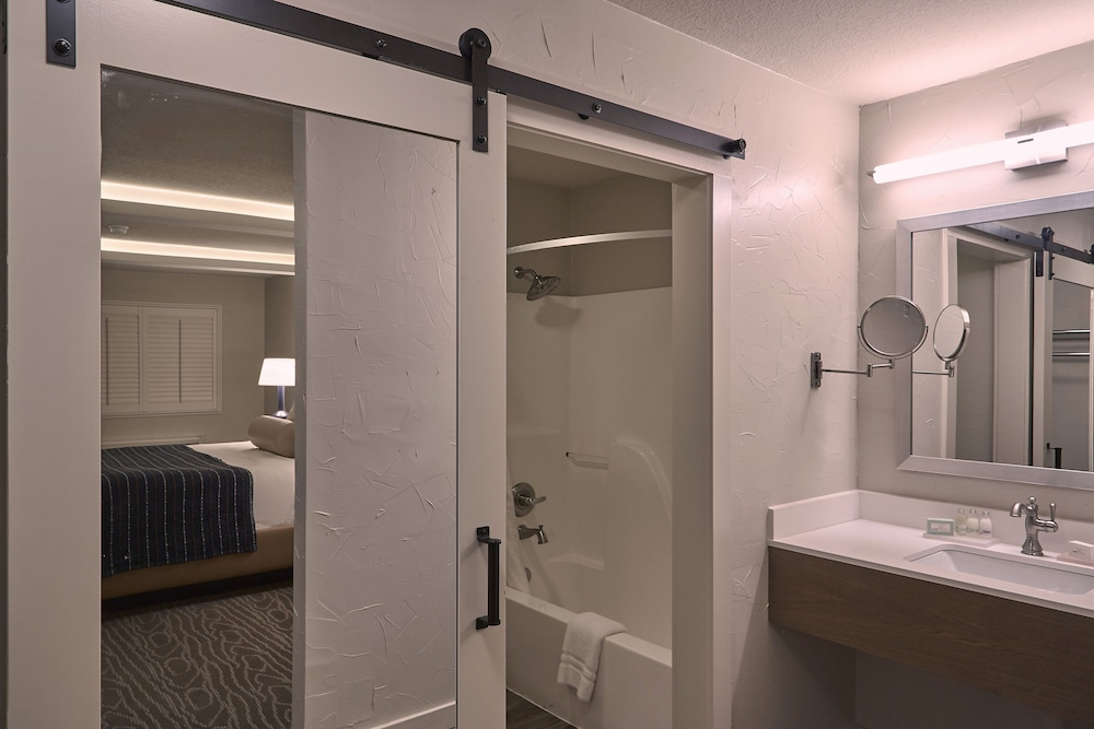Fredericksburg Inn & Suites - photo 34