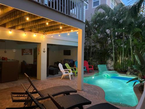 Attitude By Latitude in Holmes Beach, United States