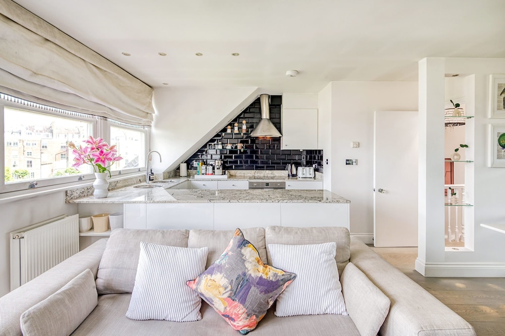 The Luxury 'Treehouse' One bed Little Venice — 4-Star Luxury Hotel in London, United Kingdom