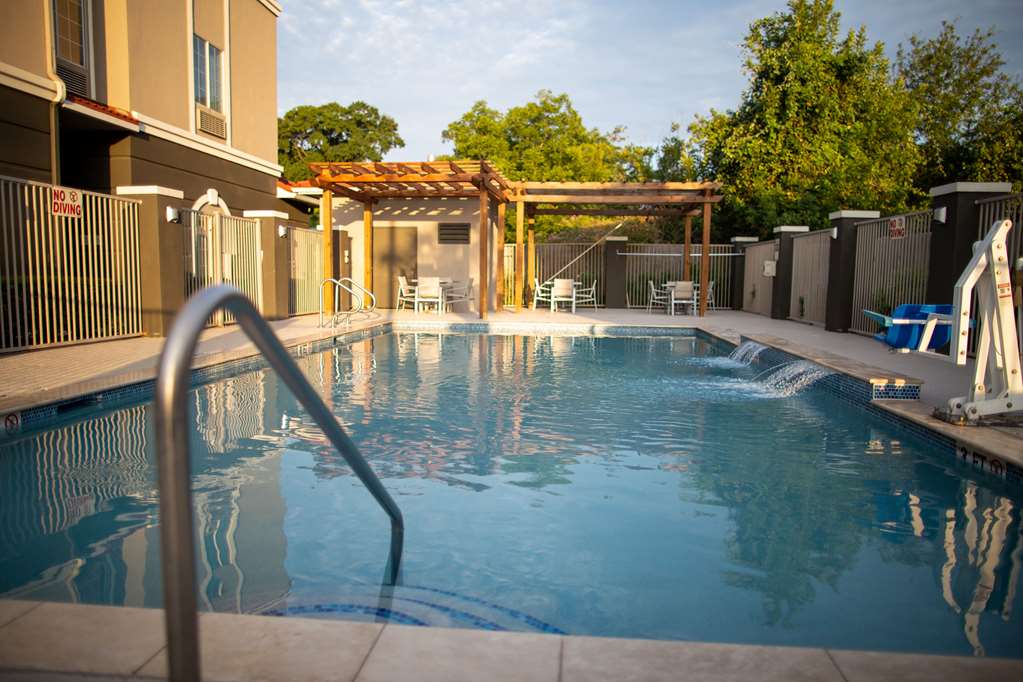 La Quinta Inn & Suites by Wyndham Houston East at Normandy - photo 10