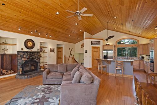 Woodside Lodge on West Shore with Private Hot Tub Pool Table & Game Room — 4-Star Luxury Hotel in Tahoma, United States