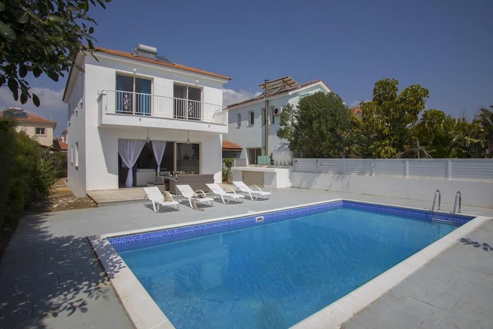 Villa Iris Mazotos In Larnaca
