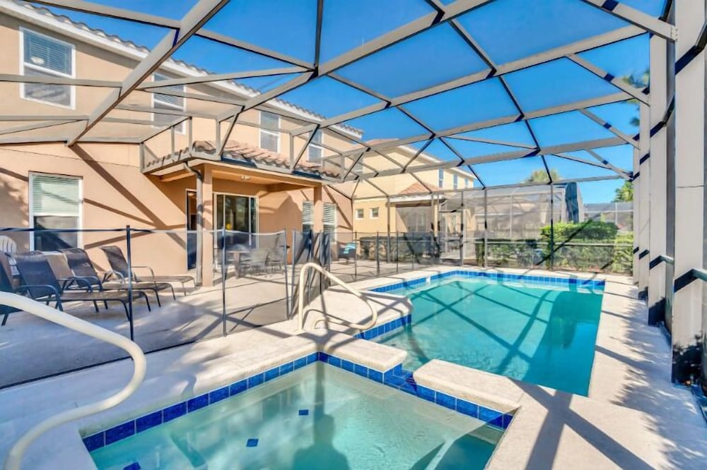 Spacious Home with Private Pool and Spa in Solterra Gates Resort Nr Disney — 4-Star Luxury Hotel in Davenport, United States