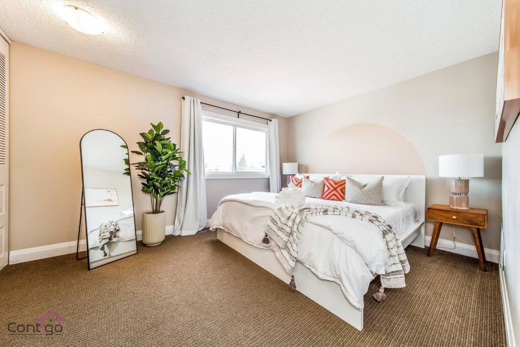 Cozy 3BD w AC Patio Theatre Room 15 min to DT in Edmonton, Canada