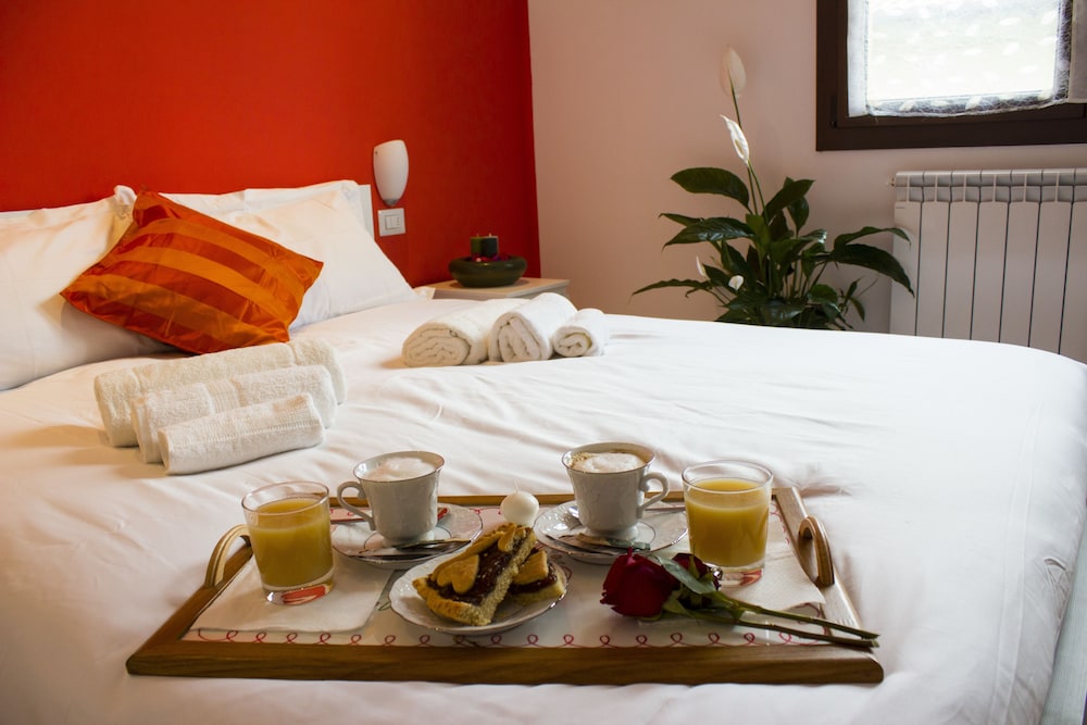 The Dreamers B&B — 4-Star Luxury Hotel in Cardano Al Campo, Italy