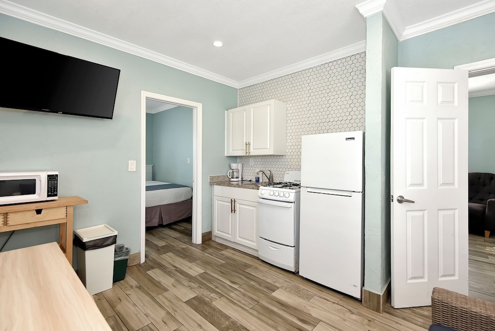 Shoreline Suites & Cabana Cottages - photo 71