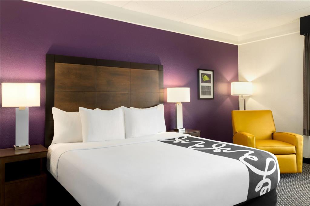 La Quinta Inn & Suites by Wyndham Arlington North 6 Flags Dr - photo 15