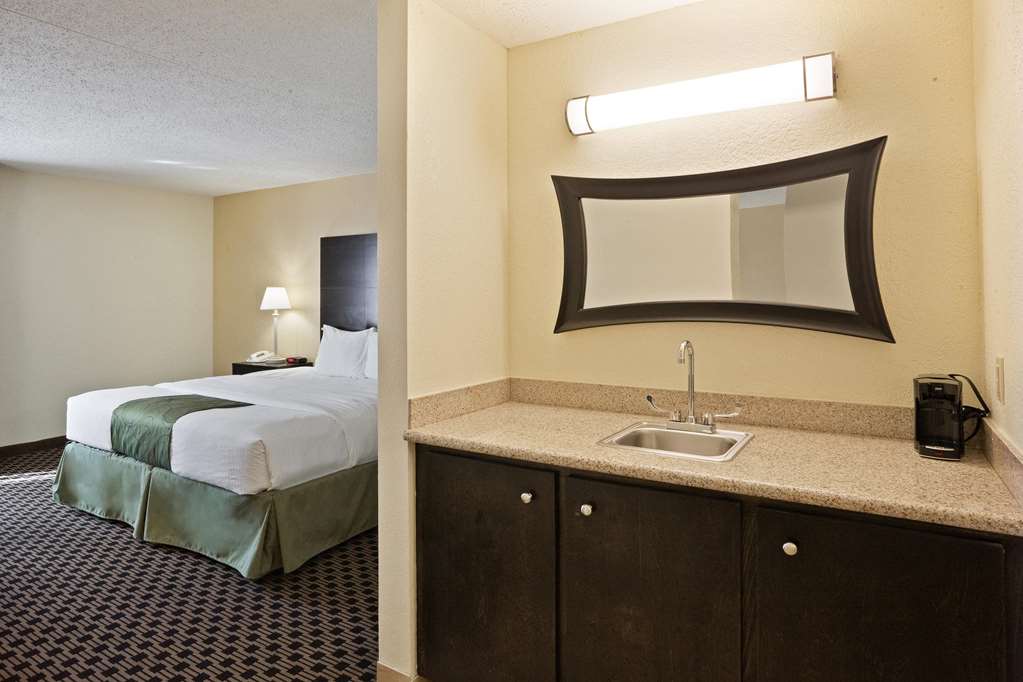 La Quinta Inn & Suites by Wyndham Salina - photo 38