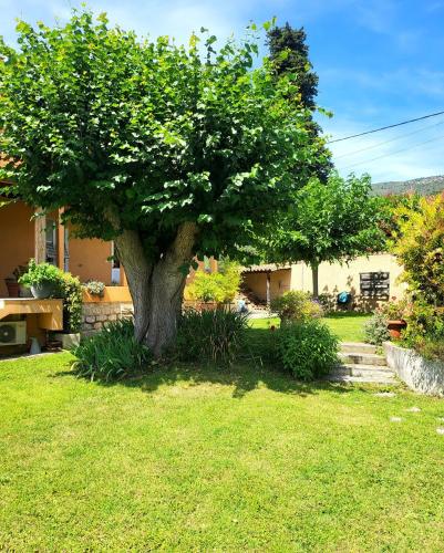 Vacation Location — hotel in Tourrette-Levens
