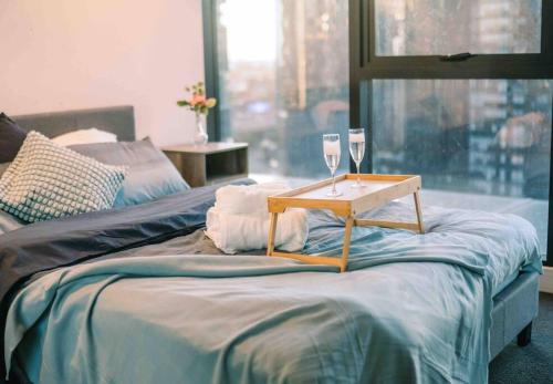 Southbank Serenity 2BR Parking and Wi Fi — 5-Star Luxury Hotel in Melbourne, Australia