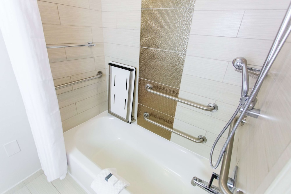 DoubleTree by Hilton Hotel Savannah Historic District - photo 35