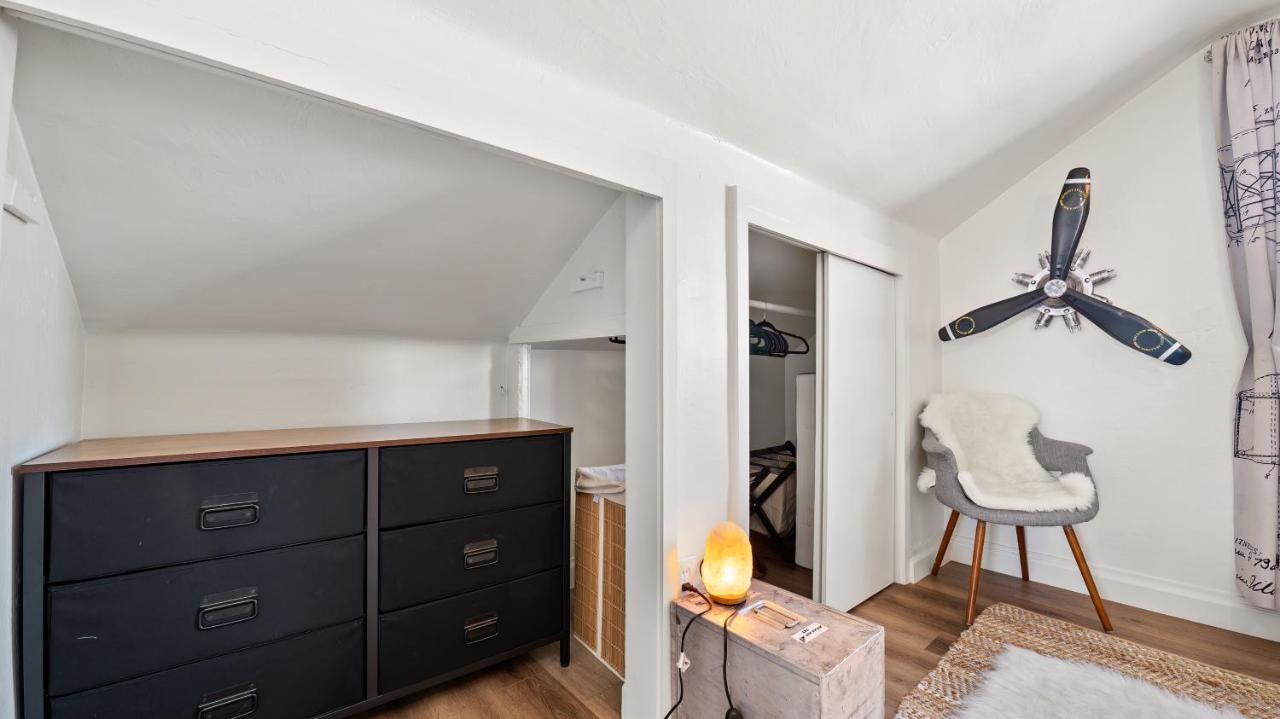 Midtown Flight Deck: 2BR Gem