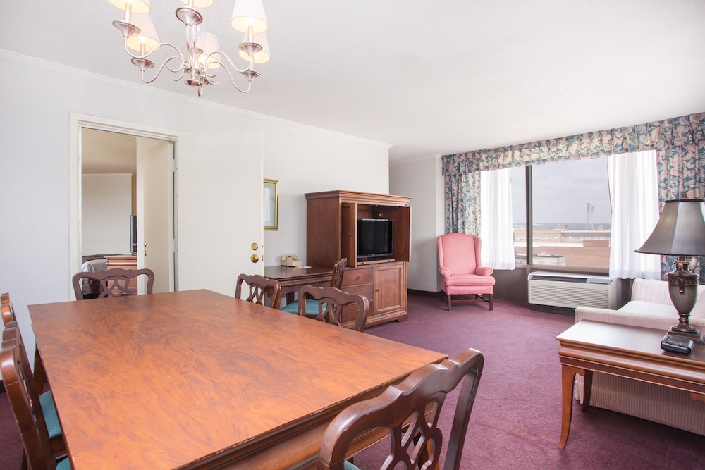 Ramada Hotel & Conf Center by Wyndham Augusta Downtown - photo 5