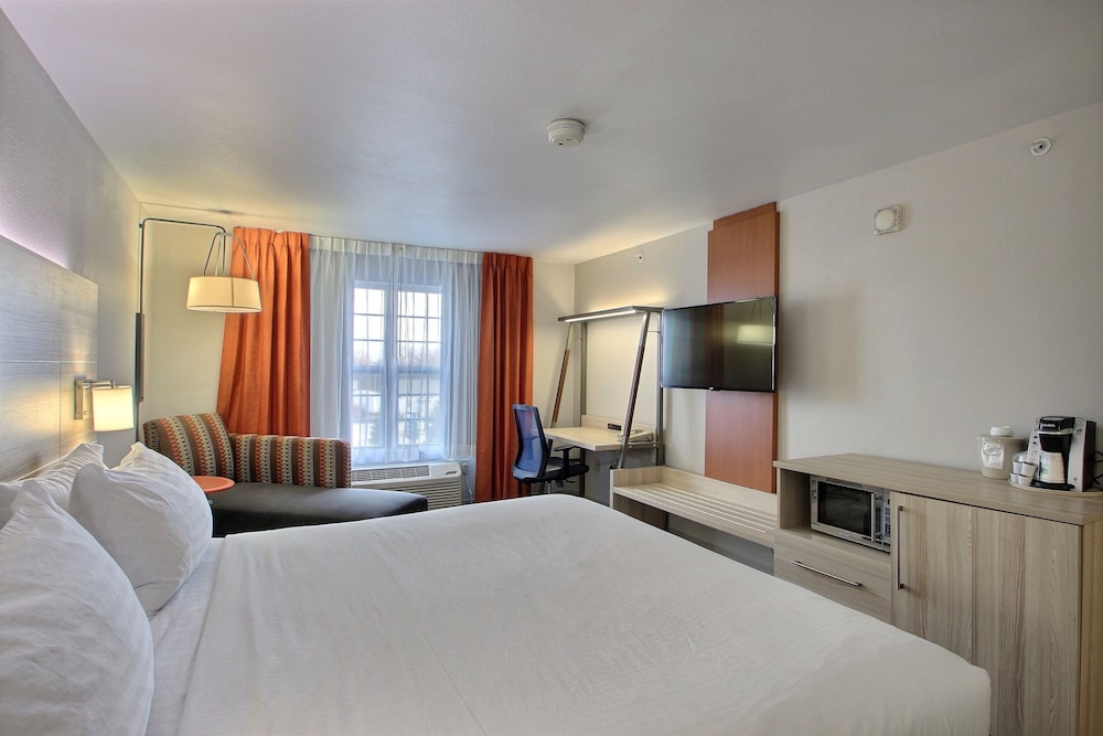 Holiday Inn Express Hotel & Suites Milwaukee Airport by IHG - photo 59