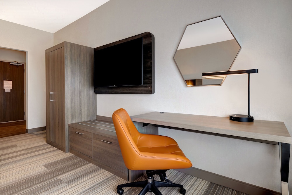 Holiday Inn Express and Suites Glendale Downtown - photo 29