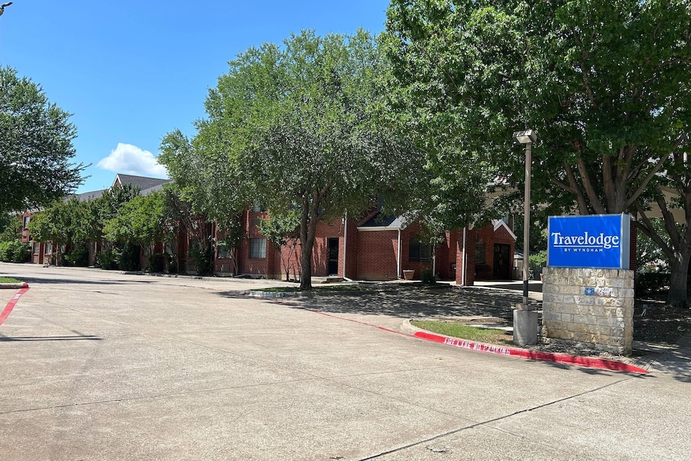 Travelodge by Wyndham Arlington Dallas Area - photo 21