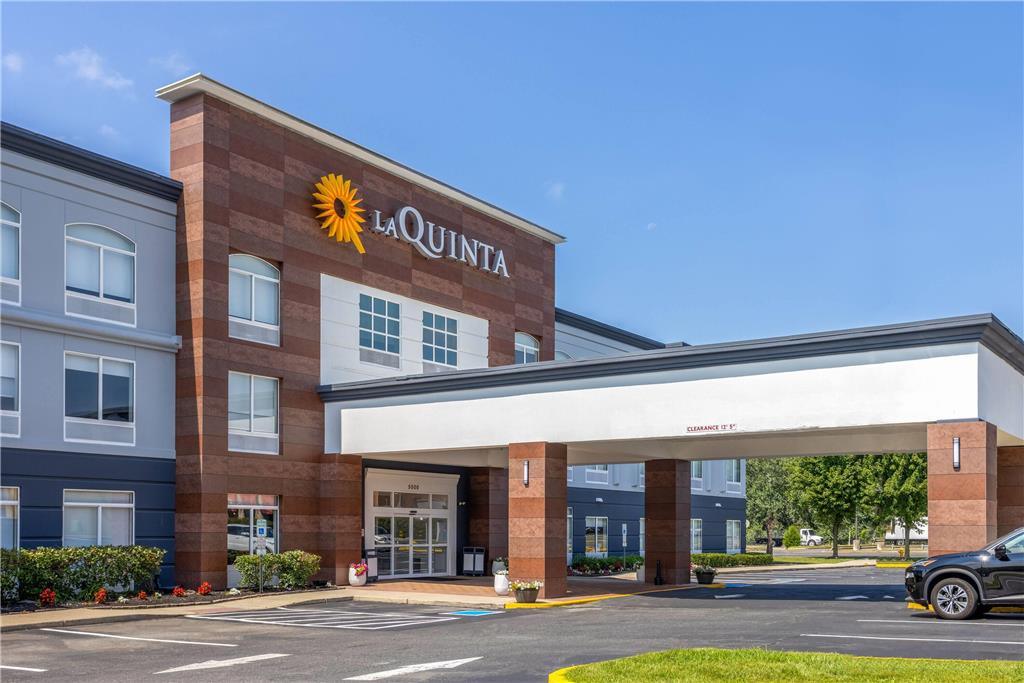 La Quinta Inn & Suites by Wyndham Mt. Laurel Philadelphia - photo 4