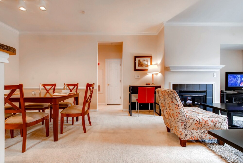Global Luxury Suites at the Junction - photo 3