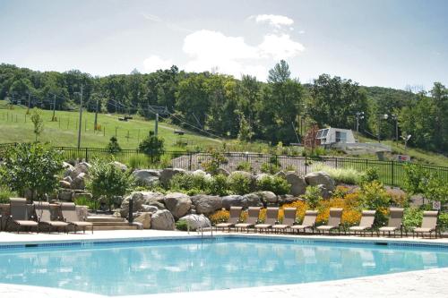 Mountain Creek Resort at Appalachian Hotel Pool & Hot Tub — Vernon — photo 4