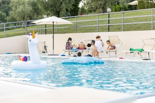 Il Casale Lonato Oasi di Piacere Immersa nel Verde con Piscina by HOST4U — hotel in Lonato