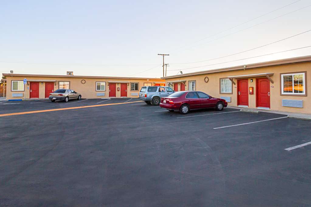 Motel 6 on Maple - photo 3