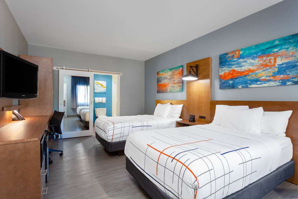 La Quinta Inn & Suites by Wyndham Ft. Myers Sanibel Gateway - photo 24