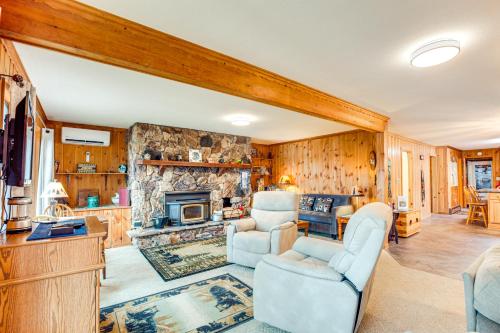 Outdoor Lovers Paradise with Dock and Fire Pit — hotel in Woodruff