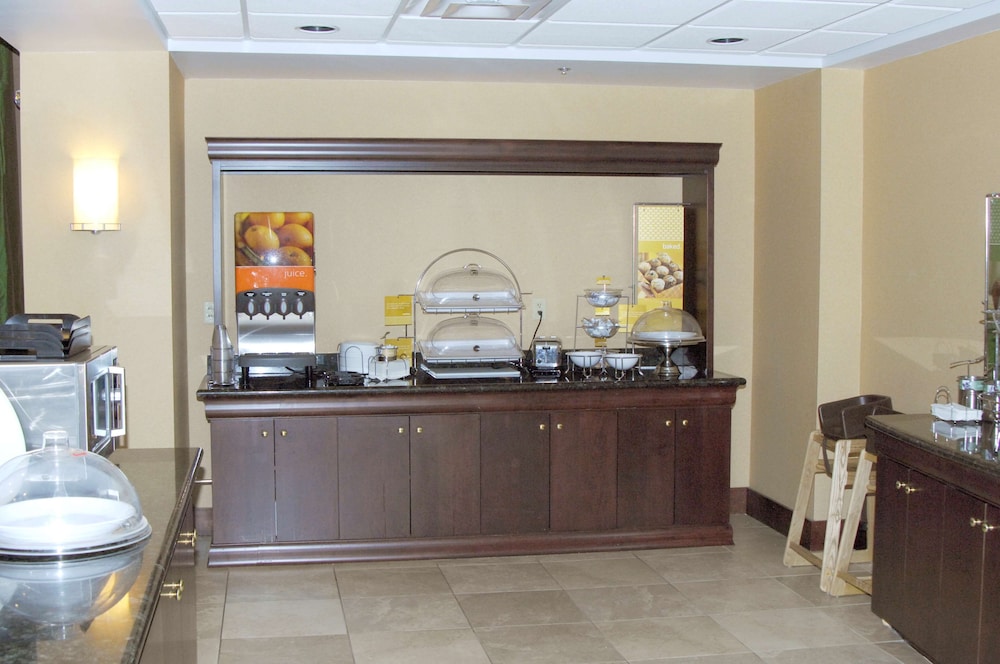Hampton Inn & Suites Dayton Airport - photo 4