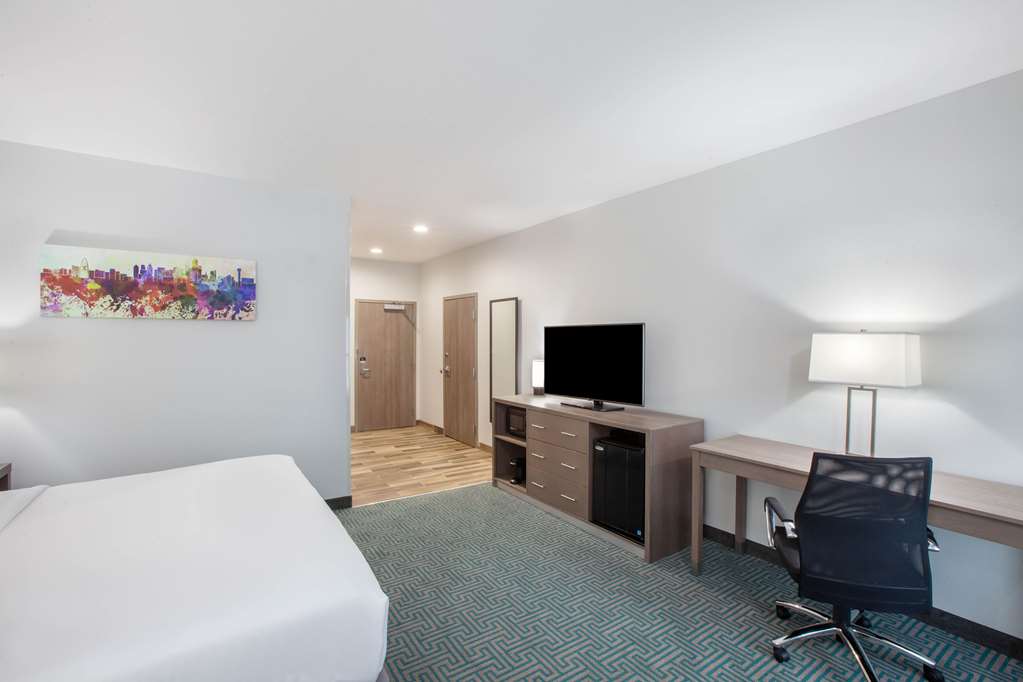 La Quinta Inn & Suites by Wyndham Dallas Duncanville - photo 16