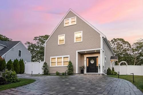 Renovated & Sophisticated Home Near Beach & Shops — 4-Star Luxury Hotel in Barnstable, United States