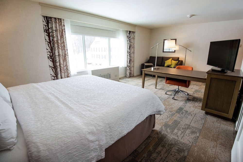 Hampton Inn and Suites Manchester - photo 20