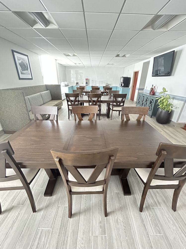 Clarion Inn & Suites Grand Rapids Airport - photo 70
