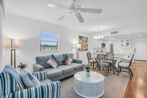 Corner Unit Updated And Near Lobby in Naples, United States