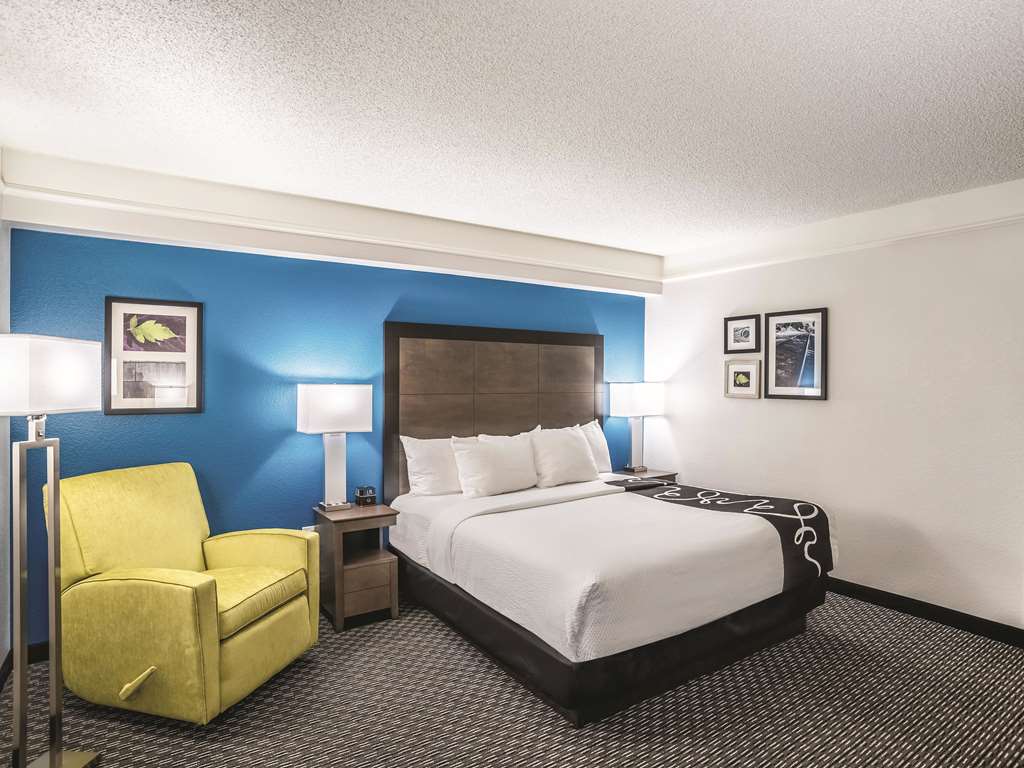 La Quinta Inn & Suites by Wyndham Phoenix Chandler - photo 24