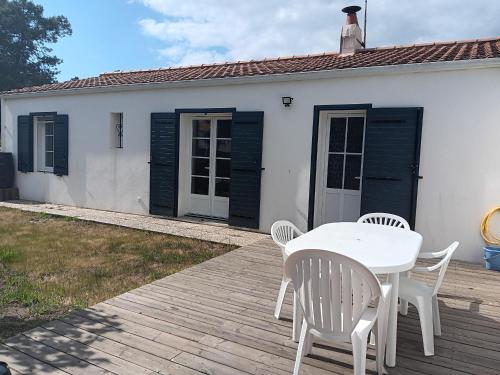 Maisonnette avec piscine pour 5 pers animaux admis FR 1 476 28 — 4-Star Luxury Hotel in La Rochelle, France