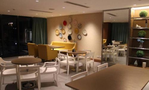 Knightsbridge Hotel — Unknown City — photo 5