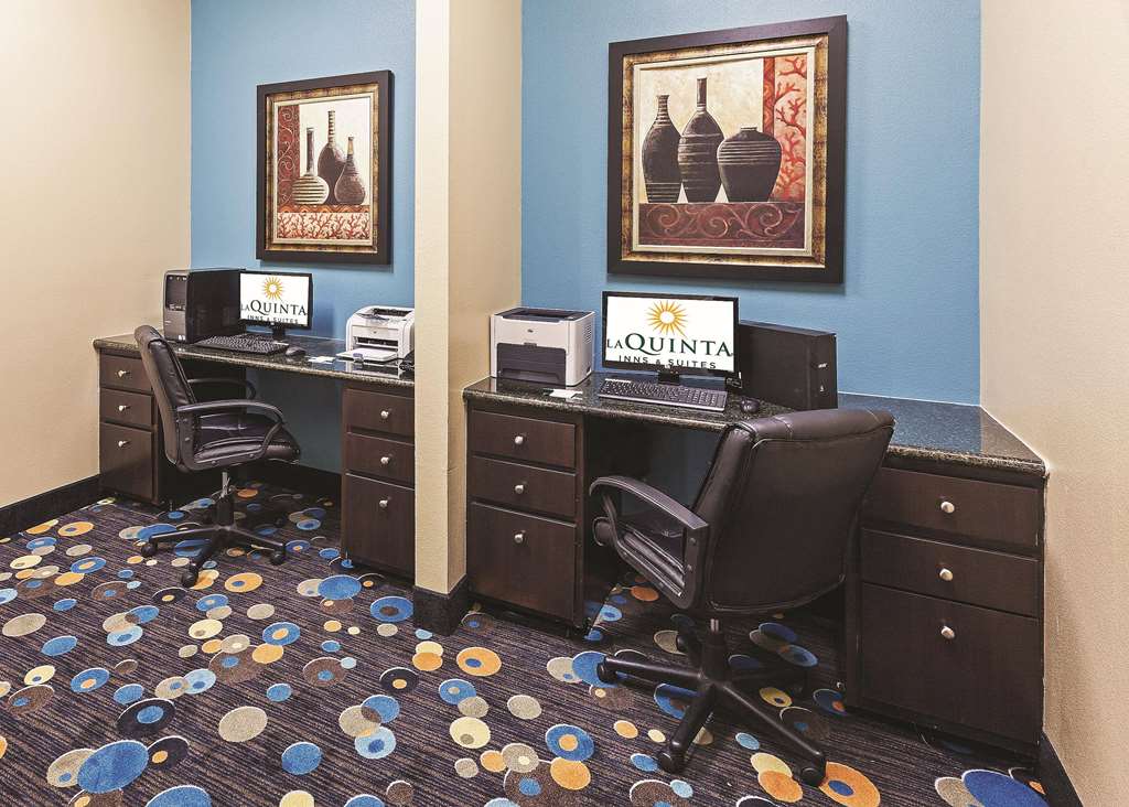 La Quinta Inn & Suites by Wyndham Houston Hobby Airport - photo 29